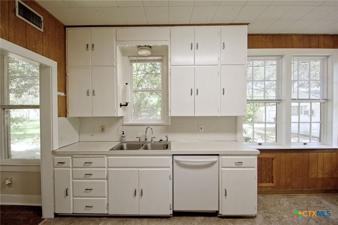 1432 N Walnut Ave in New Braunfels, TX - Building Photo