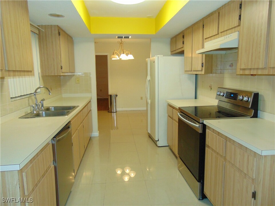 615 Lhommedieu St in Lehigh Acres, FL - Foto de edificio