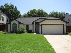 2308 Crestmeadow St in Denton, TX - Building Photo