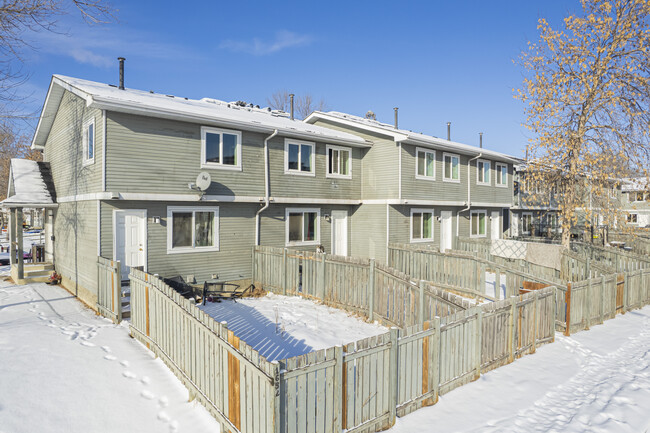 Inglewood Townhomes in Calgary, AB - Building Photo - Building Photo