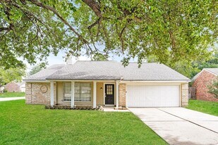 17914 Holly Forest Dr in Houston, TX - Building Photo