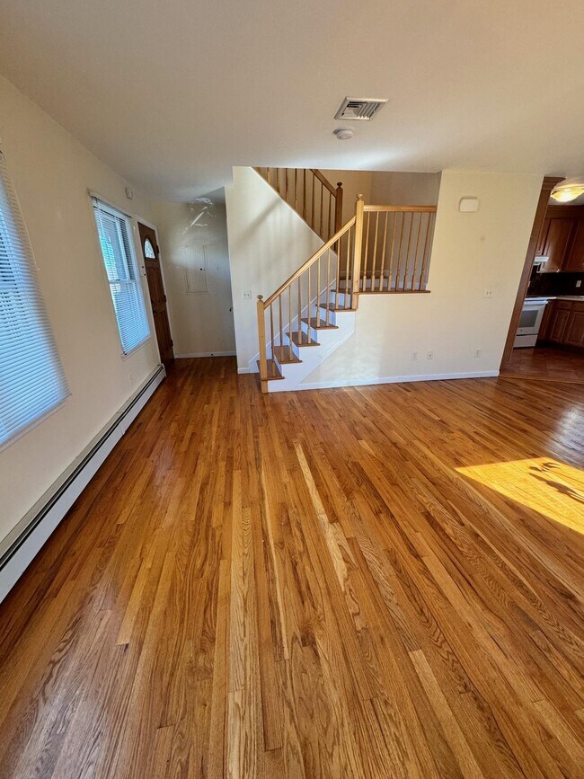 7 Russell Pl in Glen Cove, NY - Foto de edificio - Building Photo