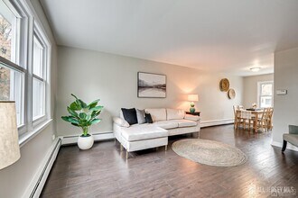 35 Victory Ct in Metuchen, NJ - Building Photo - Building Photo