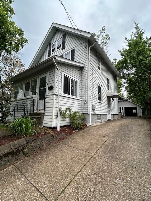 1085 Dietz Ave in Akron, OH - Building Photo