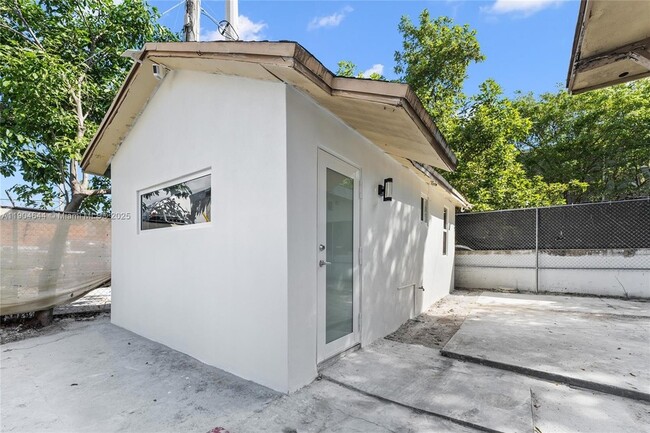 129 SW 9th Ave, Unit 3 in Miami, FL - Foto de edificio - Building Photo