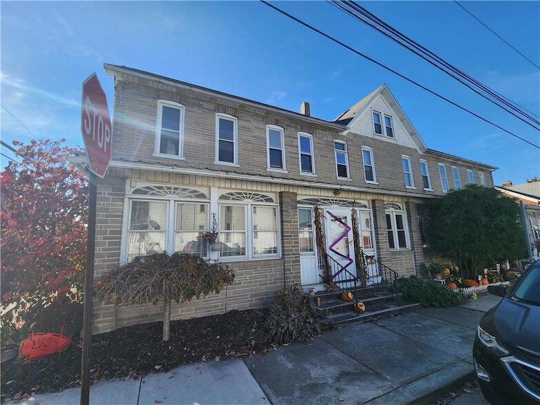 62 South St in Nazareth, PA - Building Photo