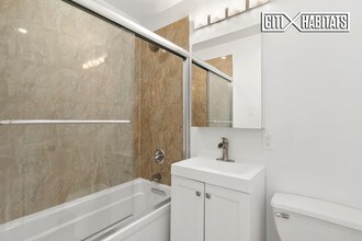 80 Varick St-Unit -4A in New York, NY - Building Photo - Building Photo