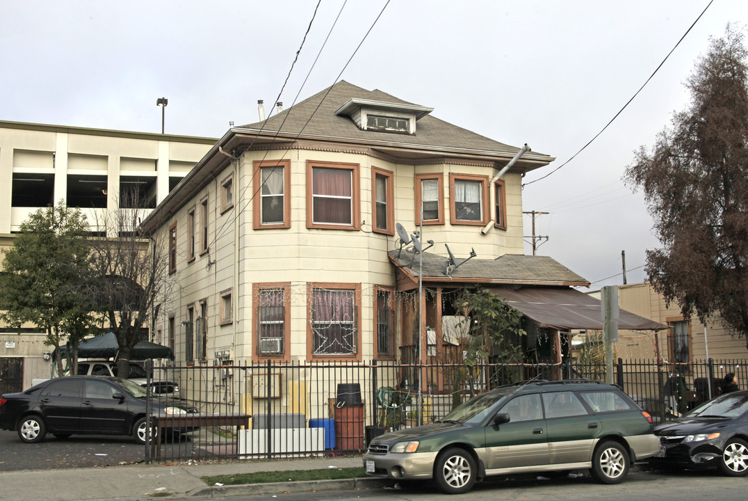 1011 33rd Ave in Oakland, CA - Building Photo