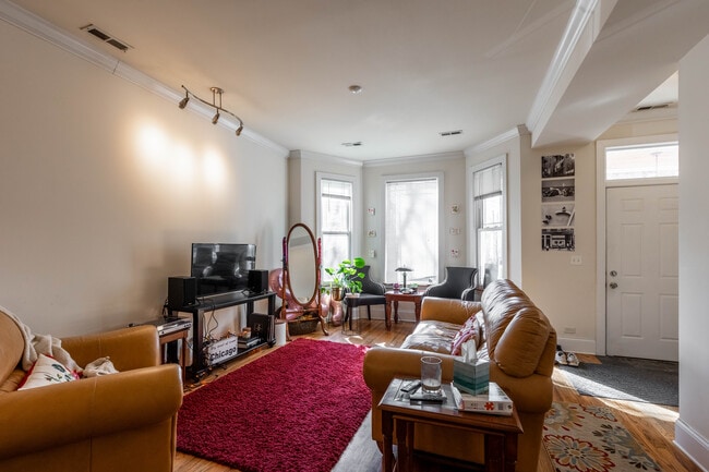 1314 W Roscoe St, Unit 1 in Chicago, IL - Foto de edificio - Building Photo