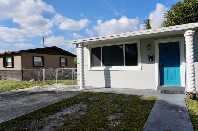 2401 NW 207th St in Miami Gardens, FL - Building Photo - Building Photo