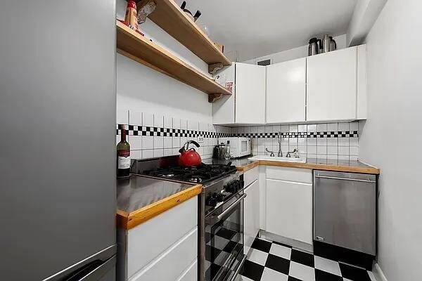 142 E 16th St in New York, NY - Building Photo