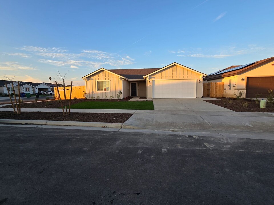 2188 W Escher Dr in Hanford, CA - Building Photo