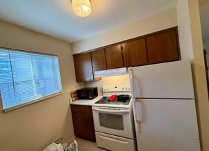 16461 E 10 Mile Rd, Unit 4B in Eastpointe, MI - Foto de edificio - Building Photo