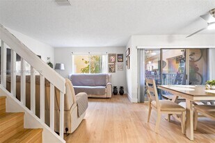 6235 SW Kendale Lakes Cir in Miami, FL - Building Photo