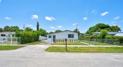 3331 NW 8th Pl in Lauderhill, FL - Building Photo - Building Photo