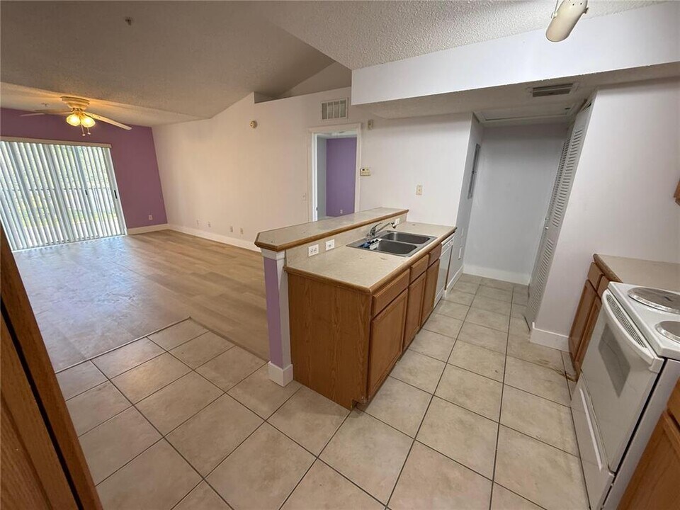 9907 Westwood Dr, Unit 21 in Tamarac, FL - Foto de edificio