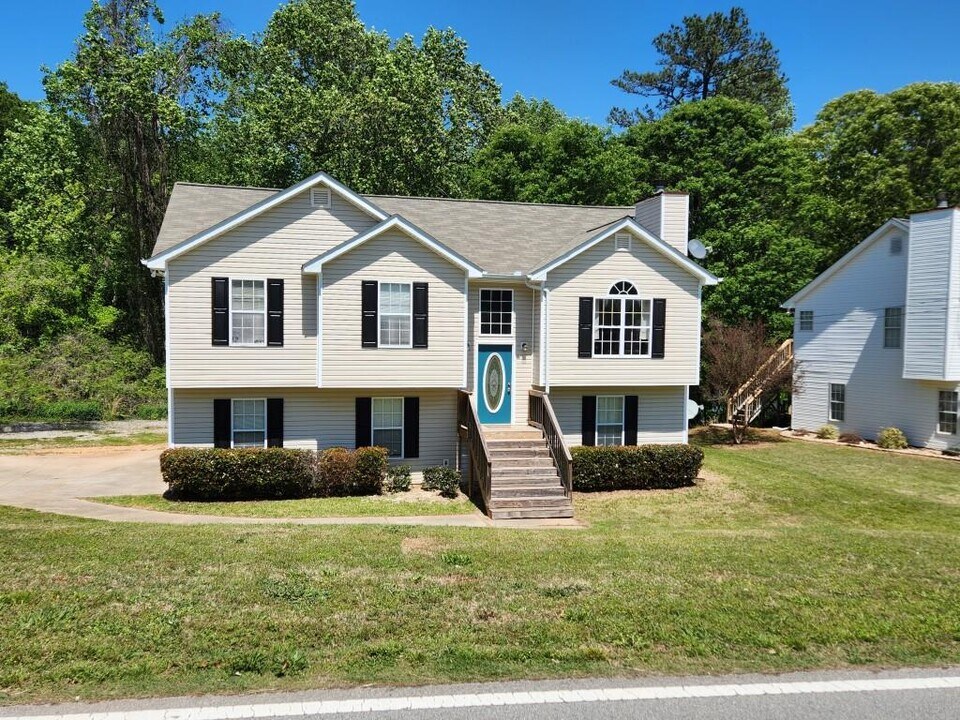 1001 Pine Valley Rd in Gainesville, GA - Building Photo