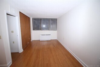 60 Strawberry Hill Ave in Stamford, CT - Building Photo - Building Photo