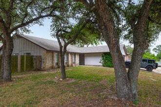 River Oaks Apartments in La Grange, TX - Foto de edificio - Building Photo