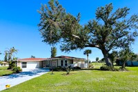 170 Rotonda Cir in Rotonda West, FL - Foto de edificio - Building Photo