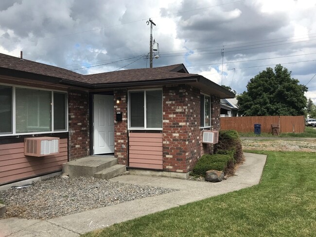 property at 1003 E Jackson Ave