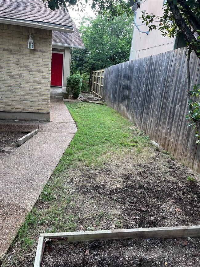 6490 Hart Ln in Austin, TX - Building Photo - Building Photo