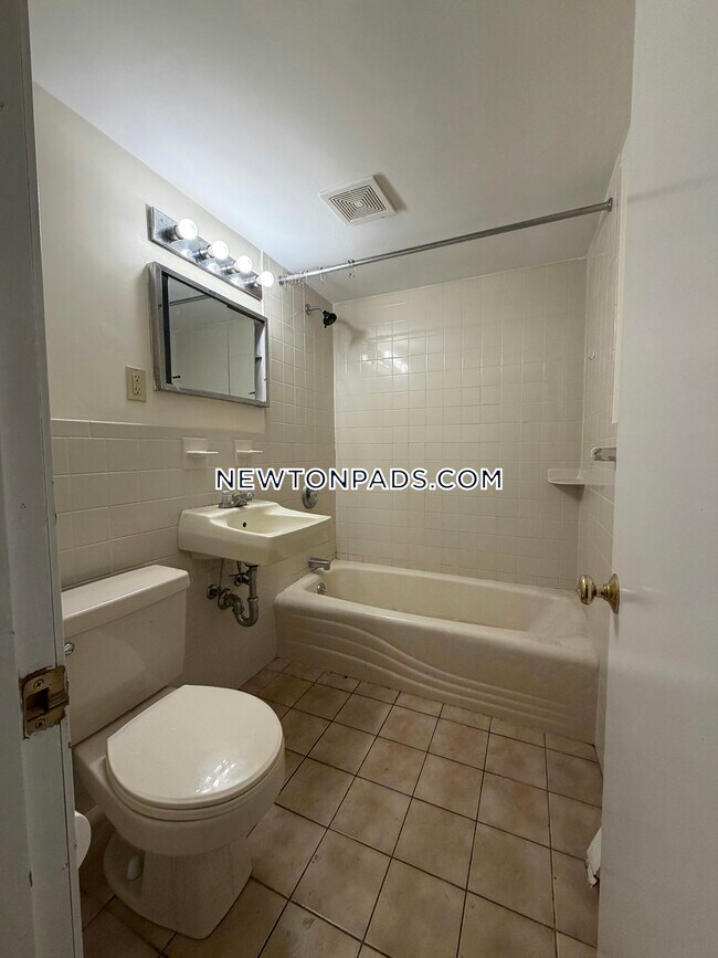 286 Grove St, Unit 3 in Auburndale, MA - Building Photo - Building Photo