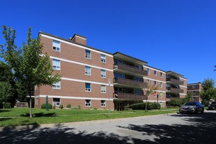 90 Holgate St in Barrie, ON - Building Photo