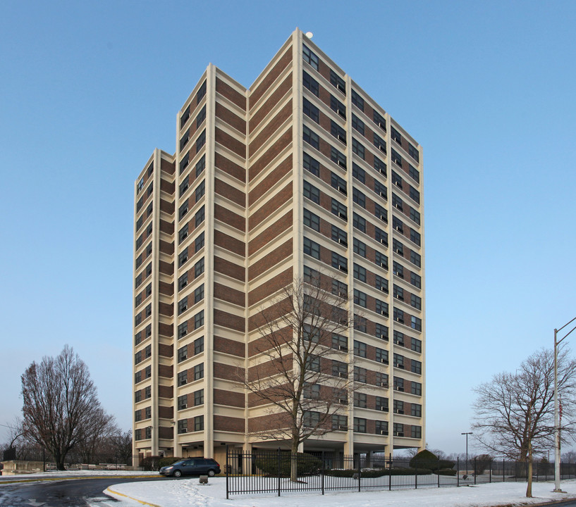 Marquette Manor in Cincinnati, OH - Building Photo