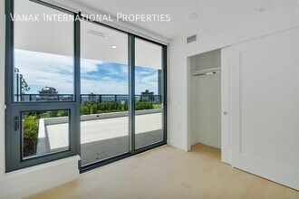 135 13th St E in North Vancouver, BC - Building Photo - Building Photo