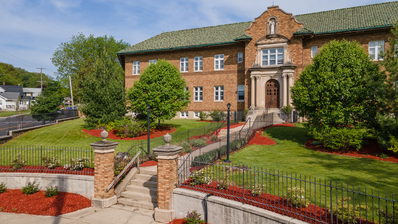 Villa Maria 62 and Over Retirement Community in Grand Rapids, MI - Foto de edificio