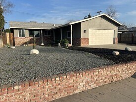2324 S Sallee St in Visalia, CA - Building Photo