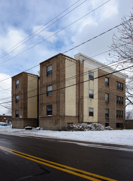 17 Rhodes Ave in Akron, OH - Building Photo