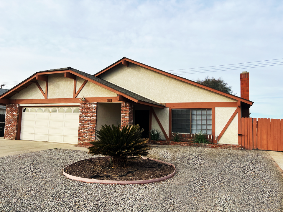 411 Carmel Way in Hemet, CA - Building Photo