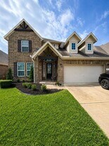 221 Ashley Way in Alvin, TX - Building Photo