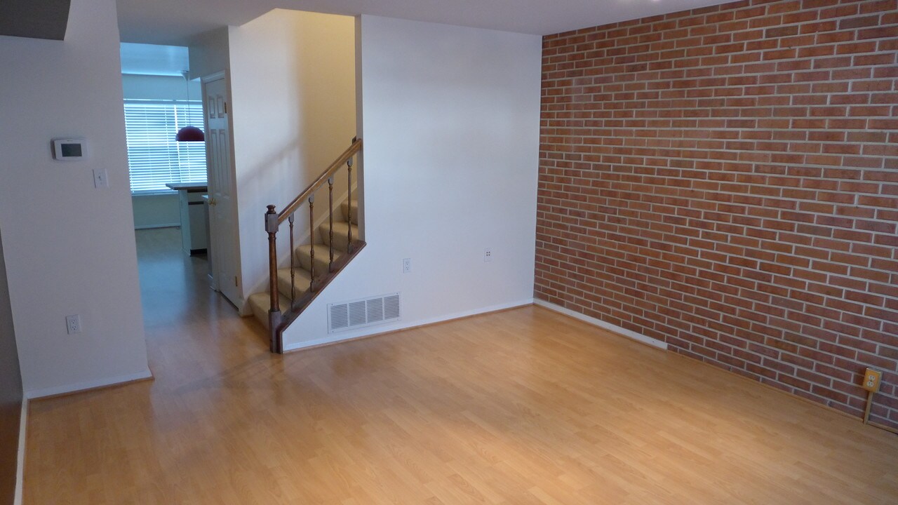 24 N Wolfe St in Baltimore, MD - Building Photo