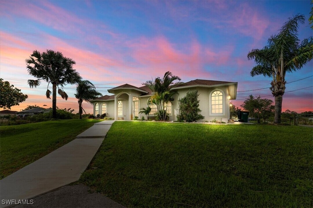 4045 24th Ave NE in Naples, FL - Building Photo