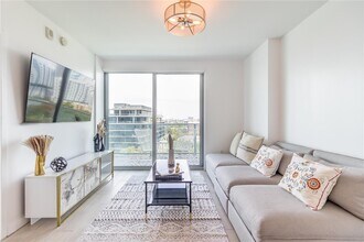 1600 SW 1st Ave, Unit 810 in Miami, FL - Foto de edificio - Building Photo