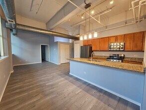 2323 West Pershing Road, Unit 104 in Chicago, IL - Foto de edificio - Building Photo