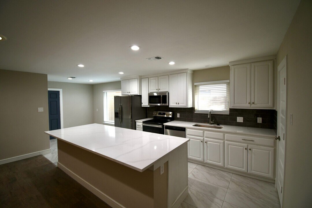 213 E Scotland Dr in Irving, TX - Building Photo