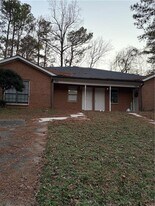 1136 Summer Brook Rd in Atlanta, GA - Building Photo