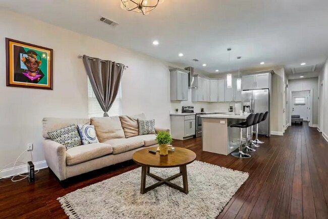 1300 St Bernard Ave in New Orleans, LA - Foto de edificio - Building Photo