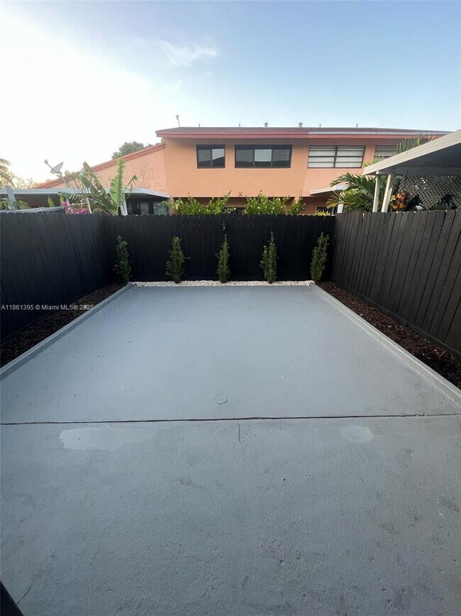 1122 SW 87th Ave in Miami, FL - Building Photo - Building Photo