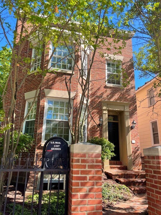 1327 Geddes Ave in Ann Arbor, MI - Building Photo