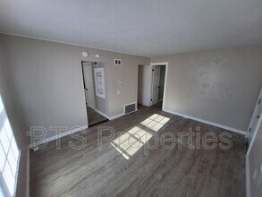 1627 N Valley Ave in Peoria, IL - Building Photo - Building Photo