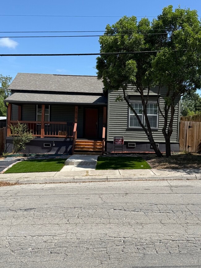 property at 1515 E Carson St