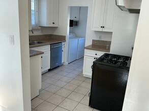 10713 Esther Ave in Los Angeles, CA - Foto de edificio - Building Photo