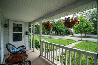 100 E Henry Clay St in Whitefish Bay, WI - Building Photo - Building Photo
