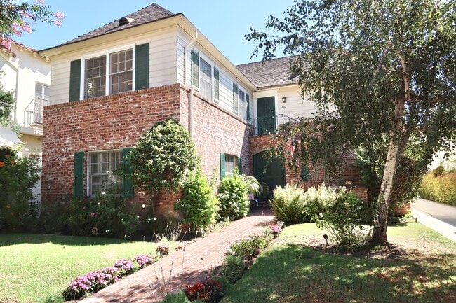 210 S Spalding Dr in Beverly Hills, CA - Foto de edificio - Building Photo