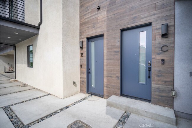 13932 Bessemer St in Los Angeles, CA - Foto de edificio - Building Photo